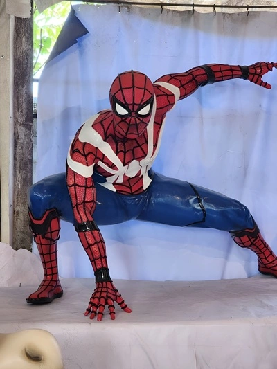 مجسمه بزرگ مرد عنکبوتی