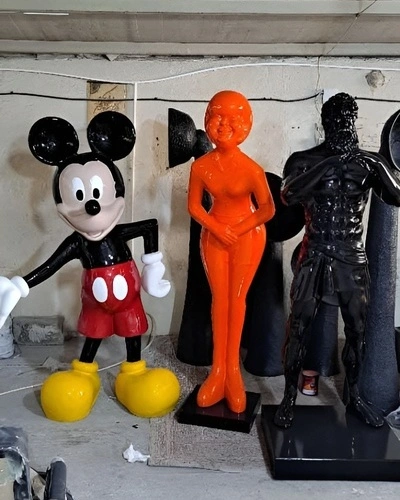 مجسمه های دکوری دیزنی شامل مجسمه میکی موس و زئوس بزرگ
